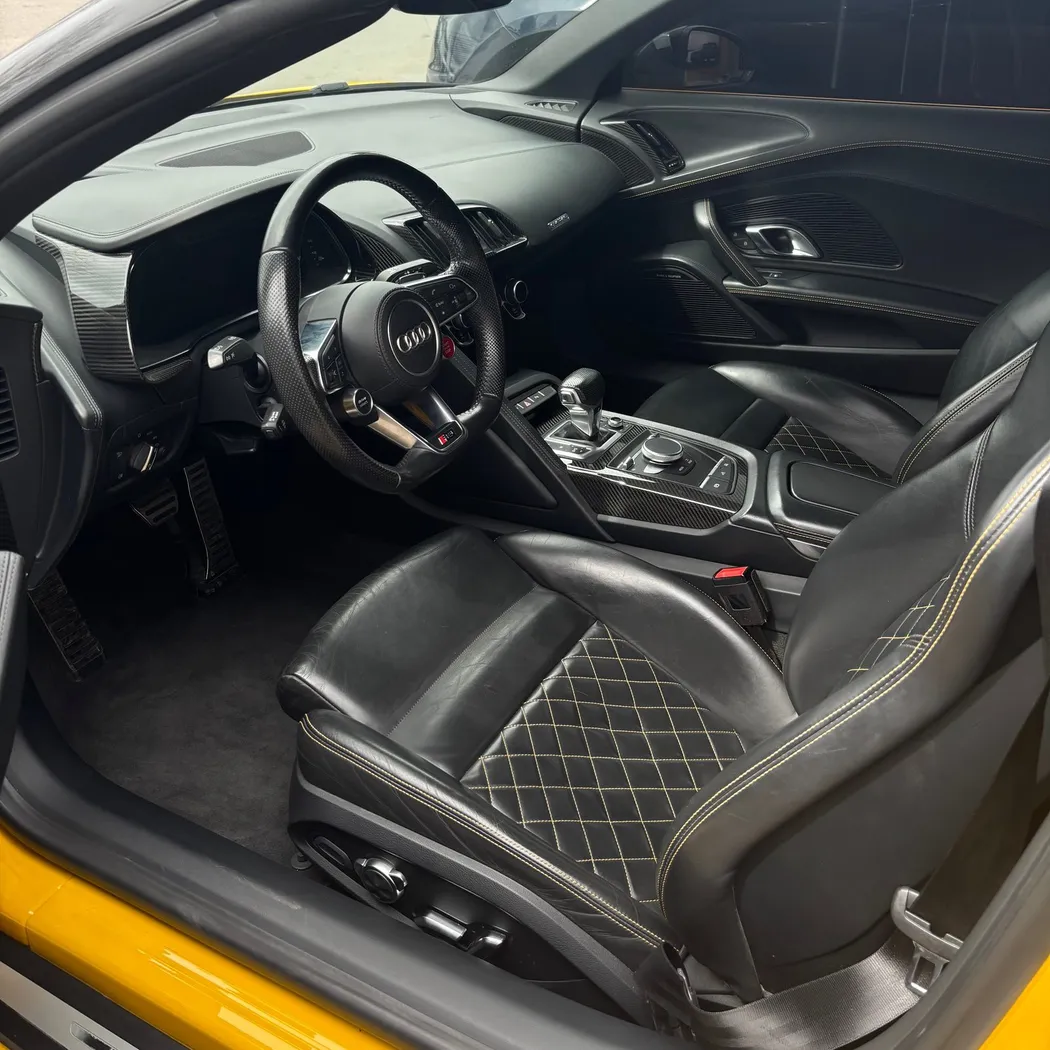 Audi R8 V10 Convertible photo 4