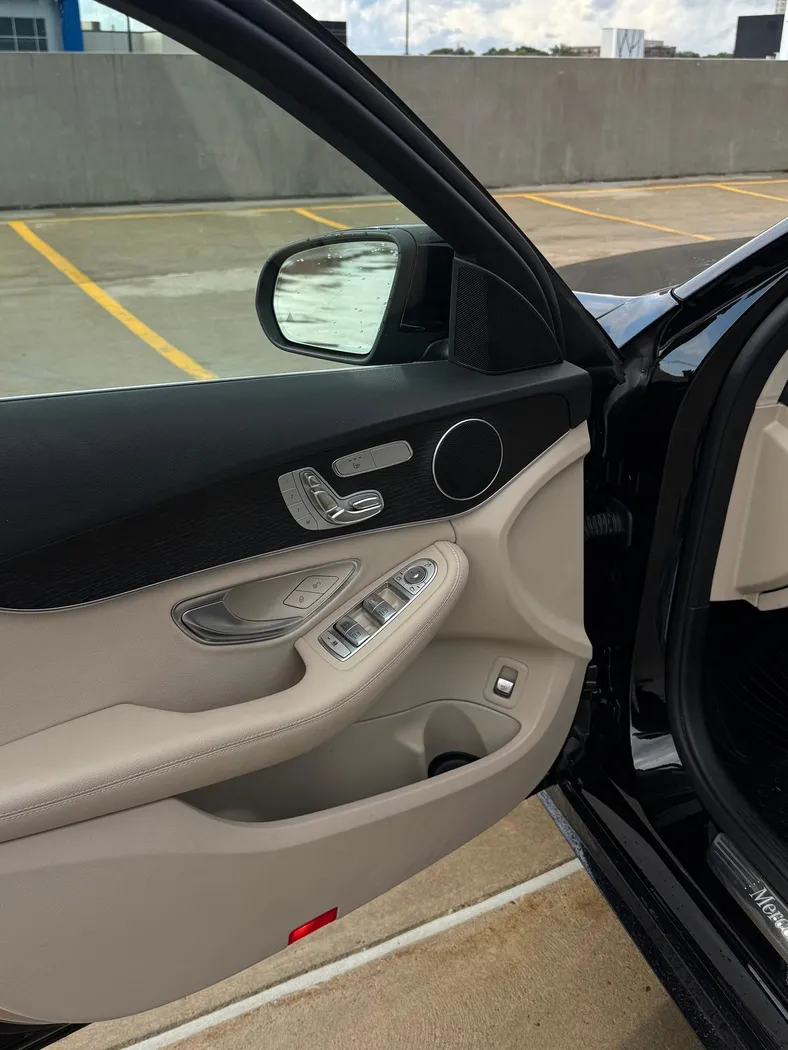 Mercedes C300 AMG White interior photo 6
